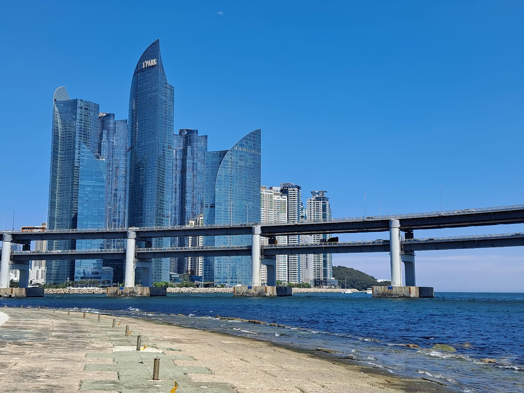 바다 건너에서 바라본 부산 마린시티 전경