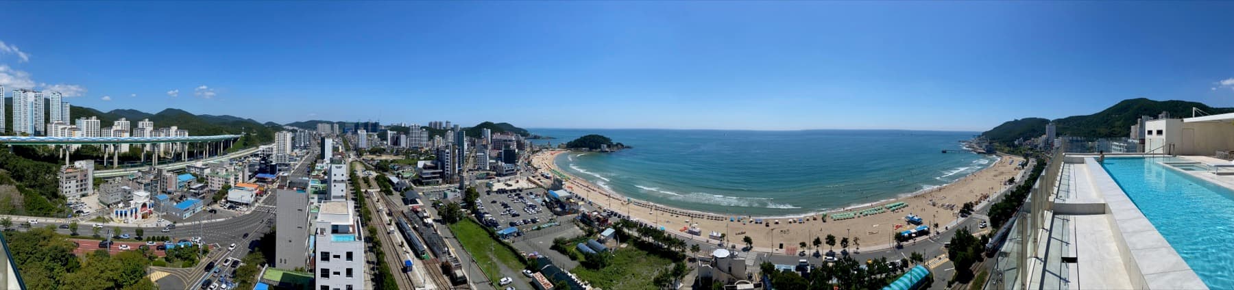 송정해수욕장과 주변 생활권을 넓게 담은 전경